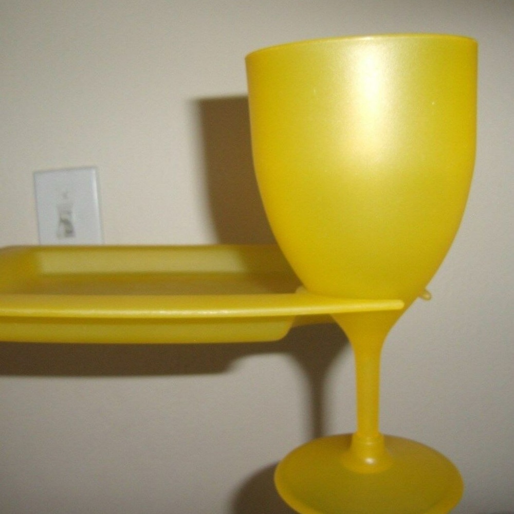Vintage Rare 8 Pc Unique Plate Plastic Wine Glass Set